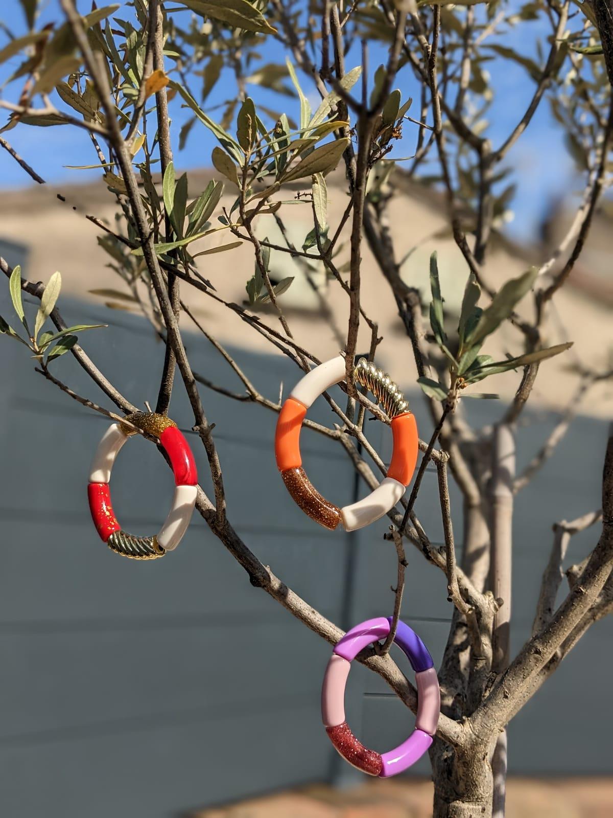 Bracelets suspendus dans un arbre