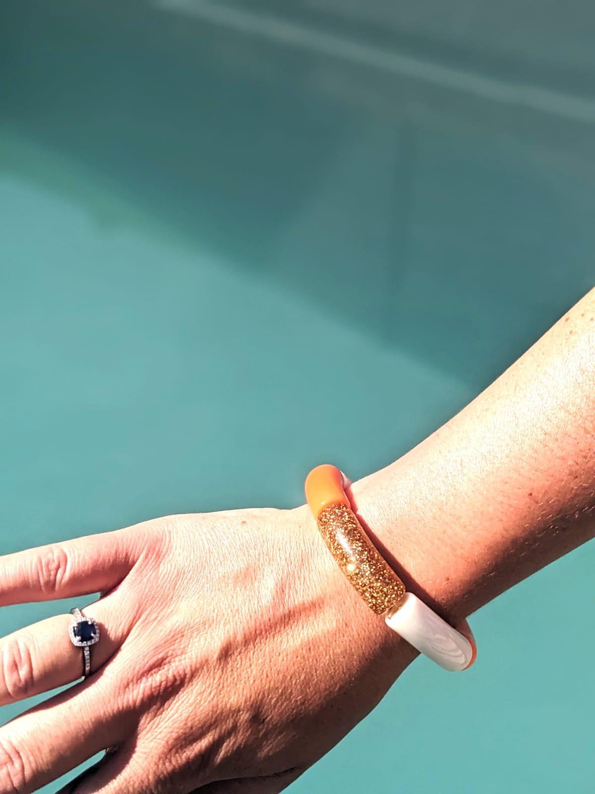 Bracelets colorés au bord de la piscine